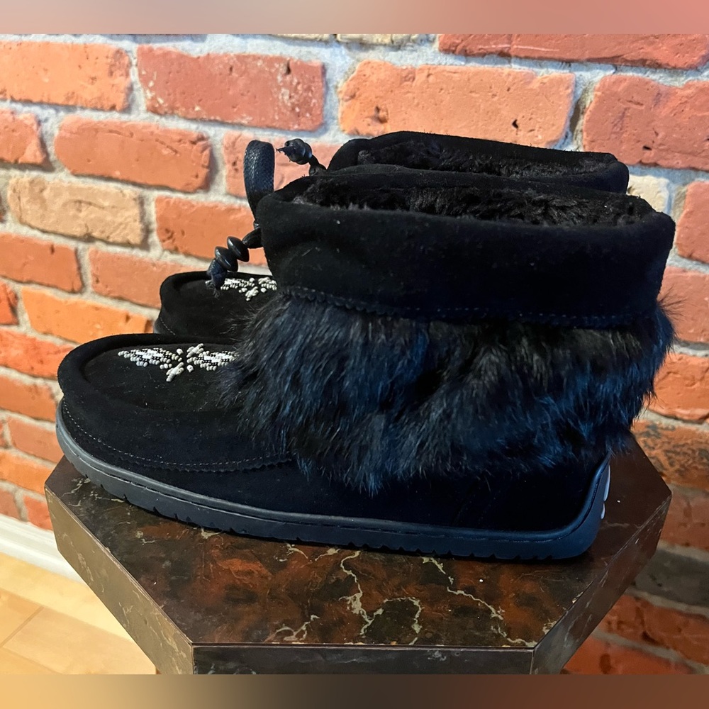 NEW Manitobah Mukluks Black Suede Fur Boots w/ Vibram Sole – Size 7